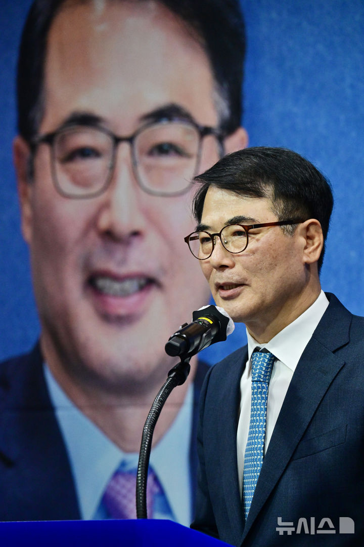[남해=뉴시스] 차용현 기자 = 경남 남해군 장충남 군수가 19일 오전 남해군청 대회의실에서 열린 자신의 퇴임식에서 퇴임사를 하고 있다. 2026.06.19. con@newsis.com 