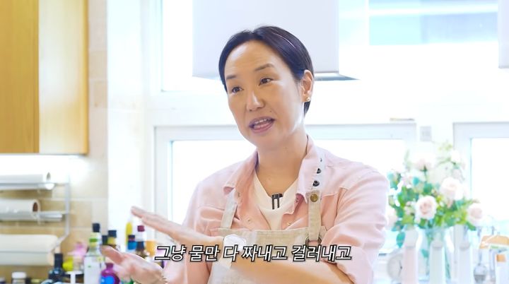 [서울=뉴시스] 지난 17일 강주은은 자신의 유튜브 채널 '깡주은'에서 남편 최민수를 위한 두부면 비빔국수를 만들었다. (사진=유튜브 '깡주은' 캡처)