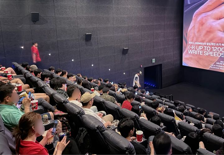 [수원=뉴시스] 이지윤 인턴기자 = 2026 FIFA 북중미 월드컵 A조 2차전 대한민국 대 멕시코전이 열린 19일 오전 메가박스 수원스타필드 5관에서 관객들이 경기를 관람하고 있다. *재판매 및 DB 금지