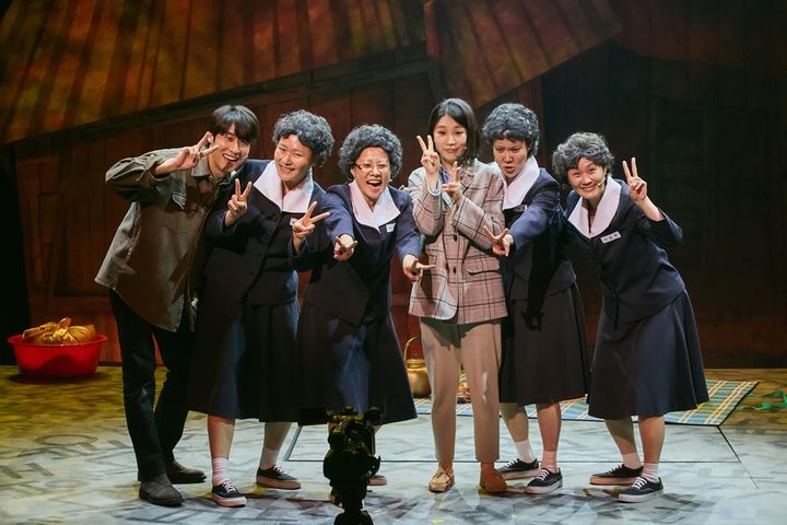 뮤지컬 '오지게 재밌는 가시나들'에 출연 중인 배우 김미려(왼쪽 두 번째). (사진=라이브 제공) *재판매 및 DB 금지