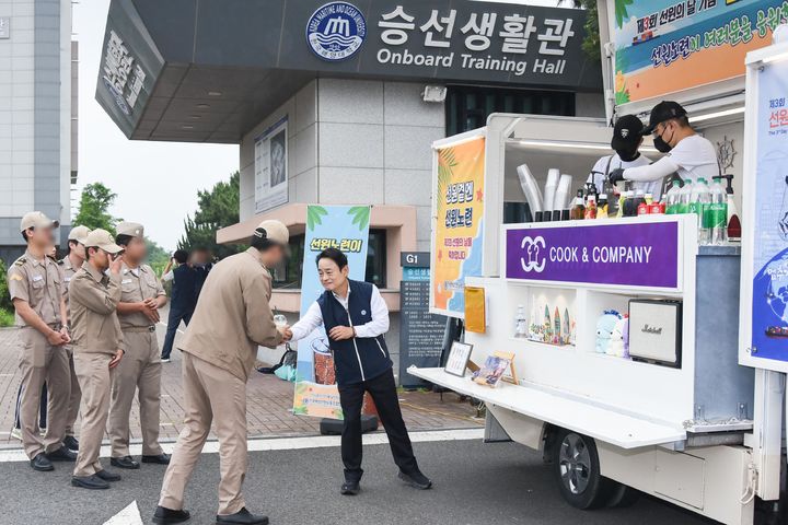 [부산=뉴시스] 전국해상선원노동조합연맹은 제3회 선원의 날(매년 6월 셋째주 금요일)을 맞아 전국 주요 항포구와 선원교육기관 등 총 16곳에 '선원노련이 쏜다! 커피차 이벤트'를 운영, 선원 등 해양산업 종사자에게 총 4000잔의 음료를 제공했다고 19일 밝혔다. (사진=선원노련 제공) 2026.06.19. photo@newsis.com *재판매 및 DB 금지
