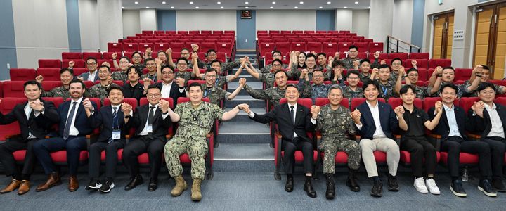 [부산=뉴시스] 해군작전사령부는 19일 부산 네이비힐에서 상용위성을 활용한 해양영역인식(MDA) 능력 발전과 첨단기술의 신속한 도입을 위해 민간 우주·위성 분야 전문 업체와 함께하는 공청회를 개최했다고 밝혔다. (사진=해군작전사 제공) 2026.06.19. photo@newsis.com *재판매 및 DB 금지