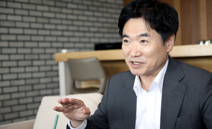 [광주=뉴시스] 김대중 전남광주통합특별시 교육감 당선인이 21일 뉴시스와 인터뷰를 갖고 통합교육청 운영 방향을 밝히고 있다. photo@newsis.com *재판매 및 DB 금지