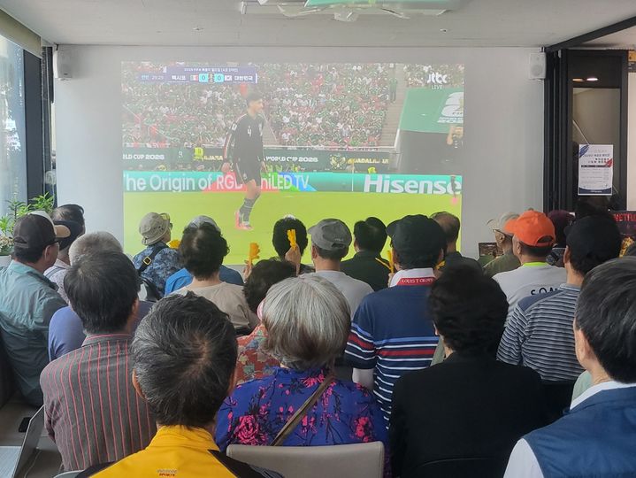[부천=뉴시스] 최유리 인턴기자 = 부천오성노인복지관 1층 휴라운지, 2026 FIFA 북중미 월드컵 2차 예전선 응원전에 참여한 주민들이 생중계 화면을 보며 경기에 집중하고 있다. 2026.06.19. *재판매 및 DB 금지