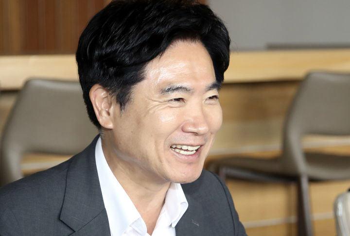 [광주=뉴시스] 김대중 전남광주통합특별시 교육감 당선인이 21일 뉴시스와 인터뷰를 갖고 통합교육청 운영 방향을 설명하고 있다. photo@newsis.com *재판매 및 DB 금지