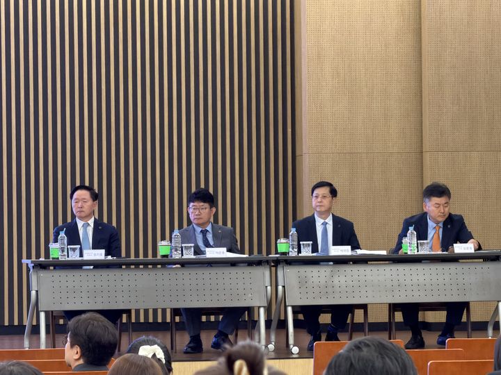 [서울=뉴시스] 김민성 기자 = 19일 오후 서울 영등포구 여의도 한국투자증권 본사에서 대한항공이 아시아나항공 통합 관련 주주설명회를 개최했다. (왼쪽부터) 우기홍 대한항공 대표이사 부회장, 하은용 대한항공 최고재무책임자(CFO), 박희돈 경영전략본부장 부사장, 오문권 전무. 2026.06.19. kms@newsis.com. *재판매 및 DB 금지