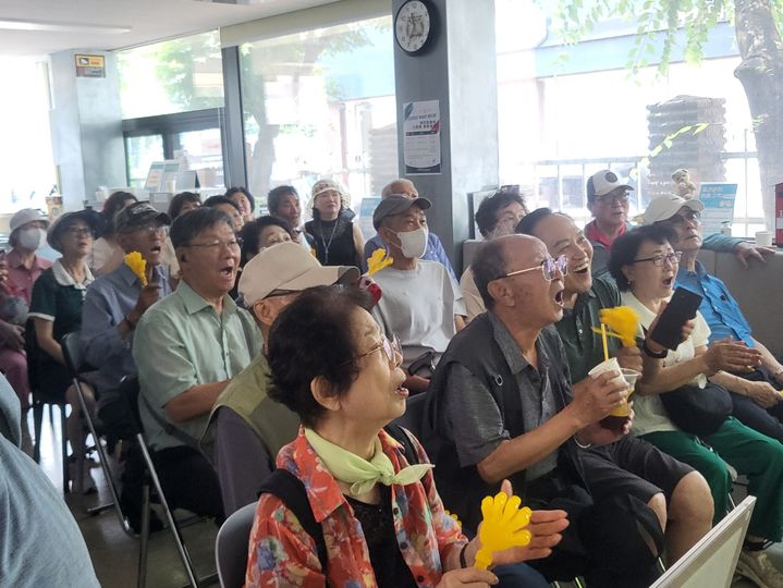 [부천=뉴시스] 최유리 인턴기자 = 부천오성노인복지관 1층 휴라운지 입구, 경기를 15분 남겨두고 주민들의 응원 열기가 고조되고 있다. *재판매 및 DB 금지