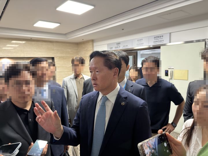[서울=뉴시스] 김민성 기자 = 우기홍 대한항공 대표이사 부회장이 19일 오후 서울 여의도 한국투자증권 본사에서 아시아나항공 통합 관련 주주설명회가 끝난 후 취재진과 만나 질문에 답변하고 있다. 2026.06.19. kms@newsis.com. *재판매 및 DB 금지
