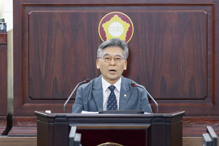 [화성=뉴시스] 이용운 화성시의회 의원이 19일 화성시의회 제251회 임시회 1차본회의에서 5분발언을 하고 있다. (사진=화성시의회 제공) 2026.06.19. photo@newsis.com *재판매 및 DB 금지
