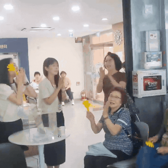 [부천=뉴시스] 최유리 인턴기자 = 부천오성노인복지관 1층 휴라운지에서 2026 FIFA 북중미 월드컵 2차 예전선을 응원하는 주민들. 복지관 직원이 "대~한민국"을 선창하자 주민들이 환호한다. *재판매 및 DB 금지