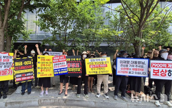 [서울=뉴시스]김가영 인턴기자='중앙그룹 사태 피해 개인채권자 연대' 소속 채권자 30여명은 19일 오후 서울 마포구 상암동 JTBC 사옥 앞에서 기자회견을 열고 "중앙그룹의 경영 실패 책임을 개인투자자에게 전가해서는 안 된다"며 "개인 채권자 원금 100% 보장을 최우선으로 해야 한다"고 주장했다. 2026.06.19 photo@newsis.com