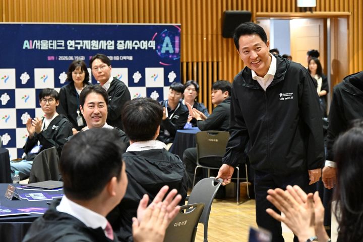 [서울=뉴시스] 오세훈 서울시장이 19일(금) 서울시청에서 열린 'AI서울테크 연구지원사업 연구생 증서 수여식'에서 연구생들에게 인사하고 있다.. (사진=서울시 제공) 2026.06.19. photo@newsis.com *재판매 및 DB 금지