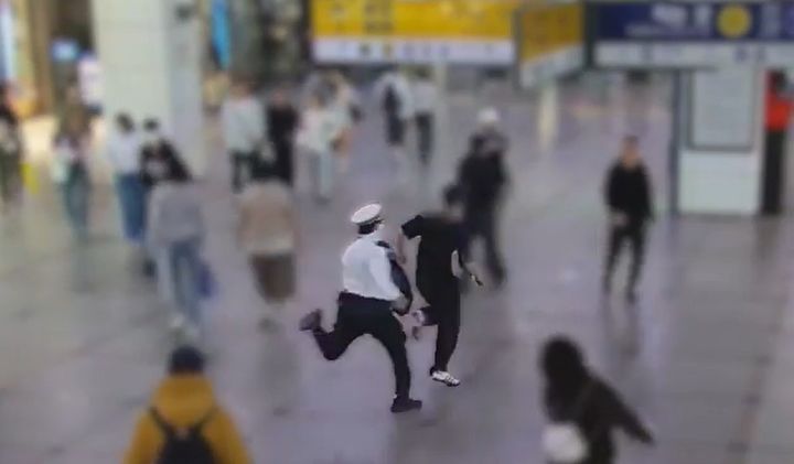 도주하는 수배자를 뒤쫓는 경찰 모습, (사진=경기남부경찰청 제공) *재판매 및 DB 금지