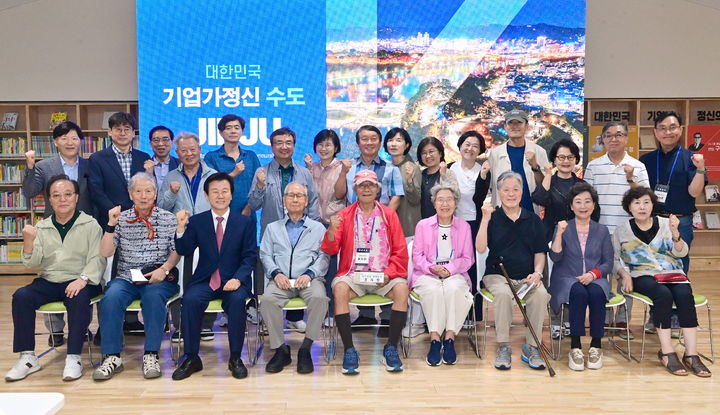 [진주=뉴시스]국내대표 언론인 단체인 관훈클럽, K-기업가정신 원류 찾아 진주 방문.(사진=진주시 제공).2026.06.19.photo@newsis.com *재판매 및 DB 금지