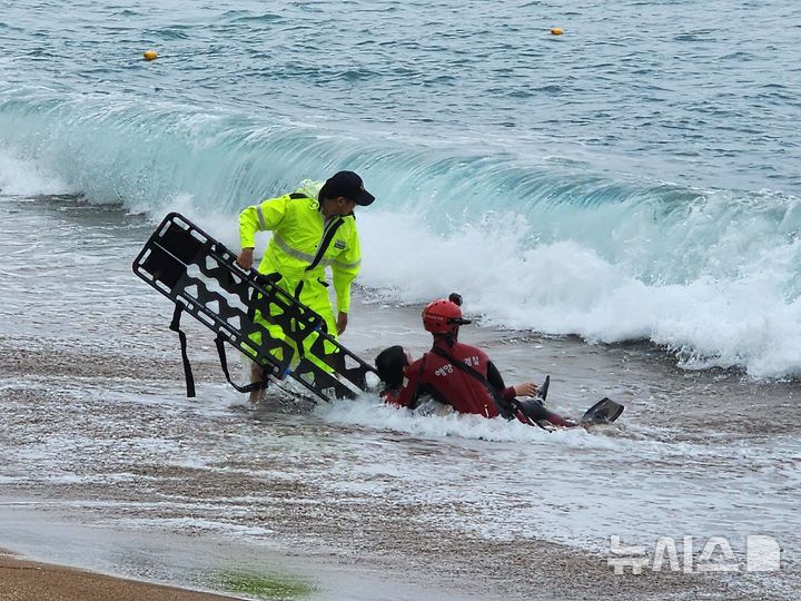 [제주=뉴시스] 서귀포해양경찰서가 서귀포시, 소방, 권역별 수상레저사업장등 민·관 구조 세력과 함께 19일 중문색달해수욕장에서 이안류 대비 인명구조 합동훈련을 전개하고 있다. (사진=서귀포해양경찰서 제공) 2026.06.19. photo@newsis.com