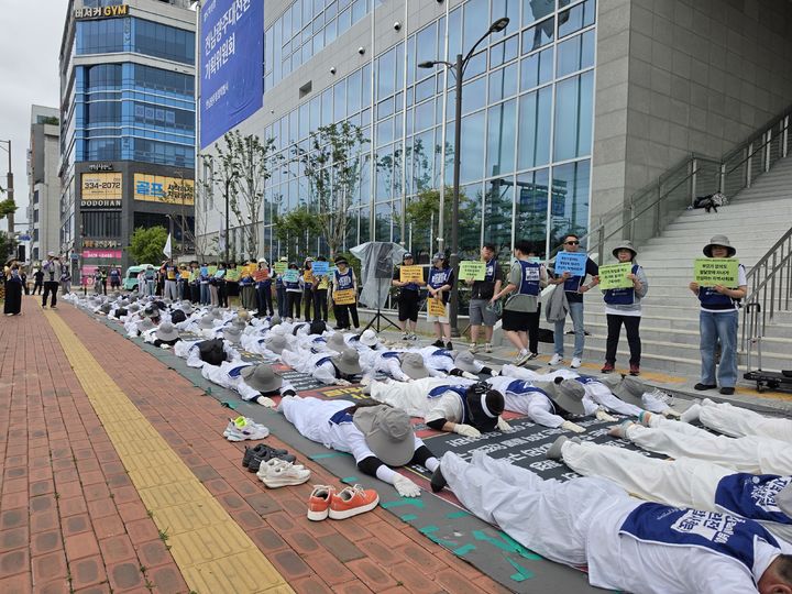 [나주=뉴시스] 전국장애인부모연대 전남·광주 지부가 19일 오전 전남 나주시 민형배 전남광주통합특별시장 당선인 인수위원회 건물 앞에서 오체투지 결의대회를 열고 있다. (사진 = 광주장애인차별철폐연대 제공) 2026.06.19. photo@newsis.com *재판매 및 DB 금지