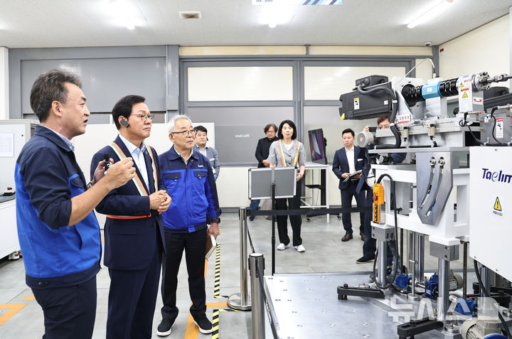 [창원=뉴시스]박완수(왼쪽 두 번째) 경남도지사가 19일 창원국가산업단지 내 피지컬AI 스마트 선도기업 태림산업㈜을 방문해 회사 관계자로부터 자동차부품 제조 설비에 적용된 스마트공정에 대한 설명을 듣고 있다.(사진=경남도 제공) 2026.06.19. photo@newsis.com