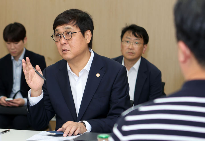 [서울=뉴시스] 서울 송파구 올림픽공원 핸드볼경기장 봉쇄 시위와 관련해 입주 회원종목단체들과 대책 회의를 가진 최휘영 문화체육관광부 장관. (사진 = 문화체육관광부 제공) *재판매 및 DB 금지