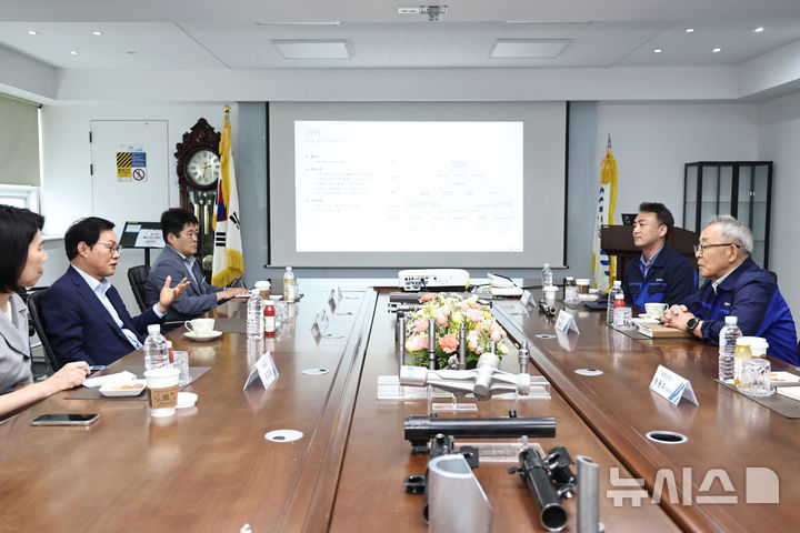 [창원=뉴시스]19일 창원국가산업단지 내 피지컬AI 스마트 선도기업 태림산업㈜을 방문한 박완수(왼쪽서 두 번째) 경남도지사가 오승한(맨 오른쪽) 회장과 간담회 시간을 갖고 있다.(사진=경남도 제공) 2026.06.19. photo@newsis.com