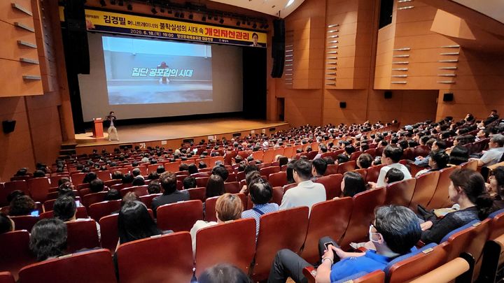[양산=뉴시스] 양산시민아카데미 김경필 작가를 초청해 강연을 진행 하고 있다. (사진=양산시 제공) 2026.06.19. photo@newsis.com *재판매 및 DB 금지