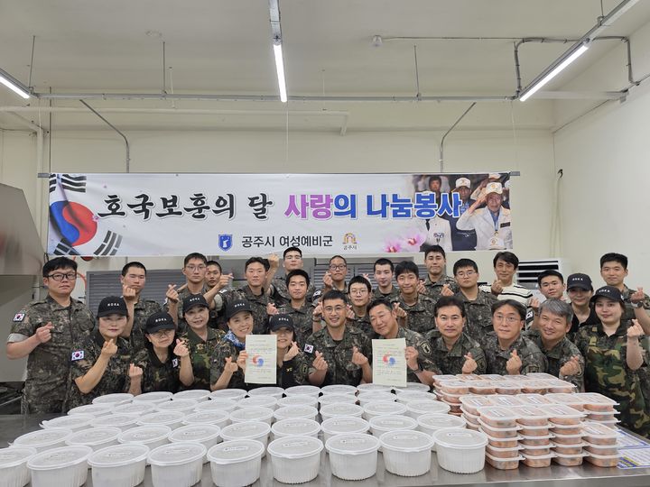 [세종=뉴시스] 육군 제32보병사단이 호국보훈의 달을 맞아 공주 지역 참전유공자들에게 감사와 존경의 마음을 담아 음식을 전달했다.(사진=제32사단 제공) 2026.06.19. photo@newsis.com *재판매 및 DB 금지