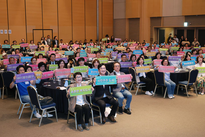[대전=뉴시스] 조명휘 기자 = 대전광시장직 인수위원회가 19일 오후 대전컨벤션센터(DCC) 그랜드볼룸에서photo@newsis.com 허태정 당선인 등이 참여한 가운데 타운홀미팅을 열고 있다. (사진= 인수위 제공) 2026.06.19. *재판매 및 DB 금지