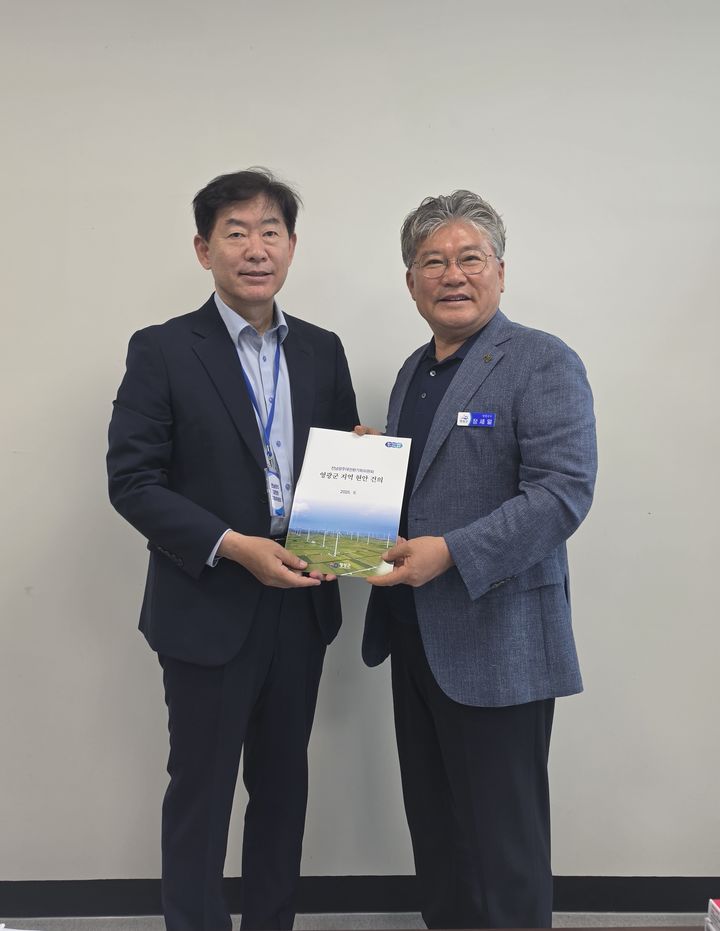[나주=뉴시스] 장세일 전남 영광군수(오른쪽)가 19일 나주 빛가람복합문화체육센터에 소재한 전남광주대전환기획위원회(통합특별시 인수위원회) 백승주 부위원장과 면담을 갖고 영광군의 핵심 현안 사업 6건을 공식 건의했다. (사진=영광군 제공) photo@newsis.com *재판매 및 DB 금지