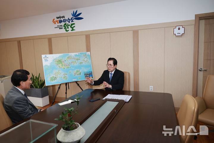 [광주=뉴시스] 신우철 완도군수가 최근 뉴시스와의 인터뷰를 통해 3선 임기를 마무리하는 소회를 밝혔다. (사진=완도군 제공). 2025.06.22. photo@newsis.com *재판매 및 DB 금지