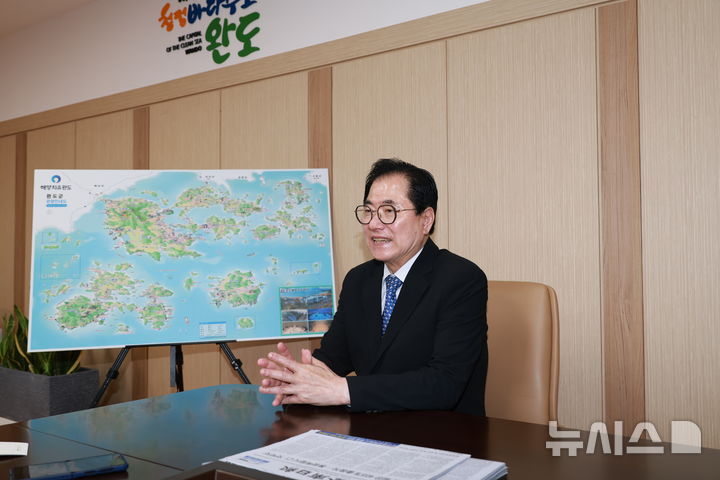 [광주=뉴시스] 신우철 완도군수가 최근 뉴시스와의 인터뷰를 통해 3선 임기를 마무리하는 소회를 밝혔다. (사진=완도군 제공). 2025.06.22. photo@newsis.com *재판매 및 DB 금지