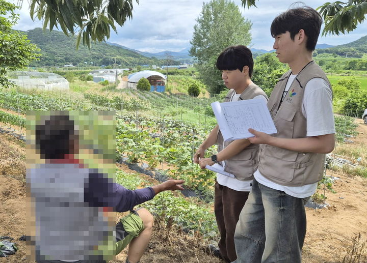 [순창=뉴시스] 순창군의 지방세입 체납관리단이 체납자를 직접 찾아가 상담하고 있다. *재판매 및 DB 금지