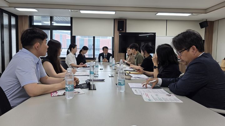 [대전=뉴시스] 교육활동 보호를 위해 교원들과 이야기를 나누는 오석진 대전시교육감 당선인. (사진=인수위원회 제공) 2026.06.19. photo@newsis.com *재판매 및 DB 금지