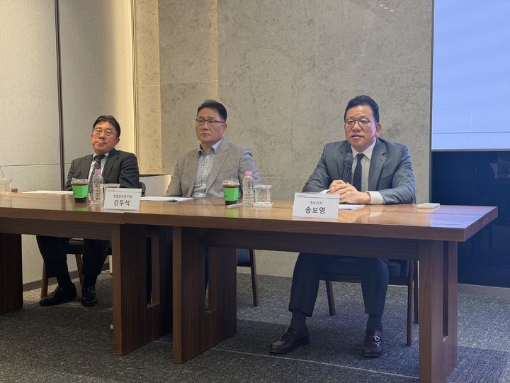 [서울=뉴시스] 김민성 기자 = 아시아나항공이 19일 오후 여의도 한국투자증권 본사에서 주주 설명회를 개최했다. (왼쪽부터) 서상훈 아시아나항공 전략기획본부장, 강두석 경영관리본부장, 송보영 대표이사. 2026.06.19. kms@newsis.com. *재판매 및 DB 금지