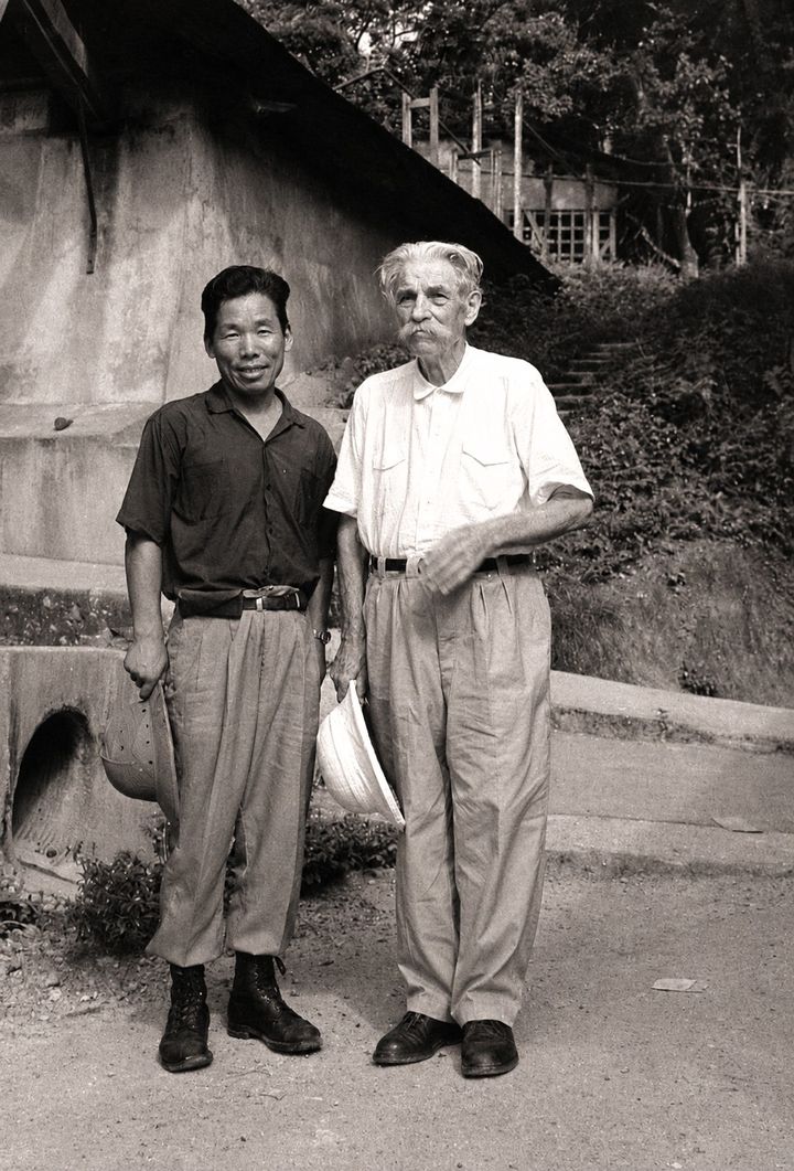 1963년 11월25일(현지시간)_가봉공화국 랑바레네 알베르트 슈바이처 병원 앞에서 슈바이처 박사(오른쪽)와 포즈를 취한 김찬삼 선생. (사진=사단법인 김찬삼세계여행문화협회) *재판매 및 DB 금지