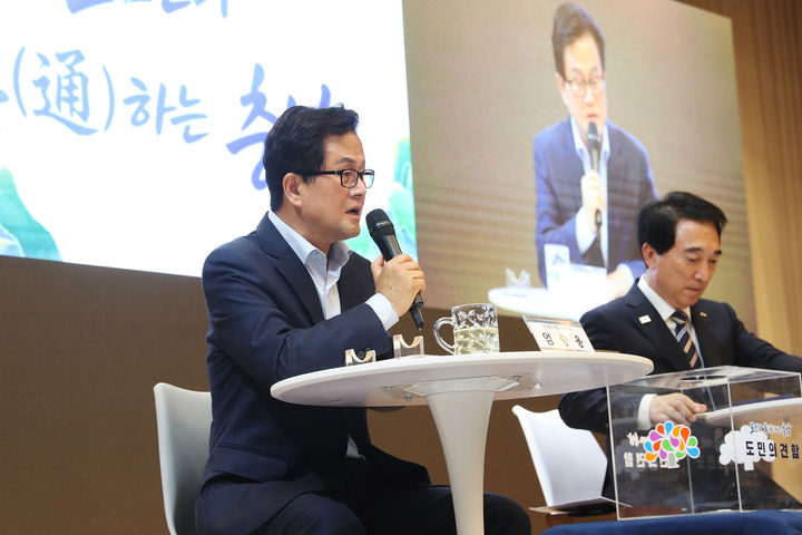 [보령=뉴시스] 왼쪽부터 엄승용 보령시장 당선인과 박수현 충남도지사 당선인. (사진=시정인수 태스크포스팀 제공) 2026.06.19. photo@newsis.com *재판매 및 DB 금지