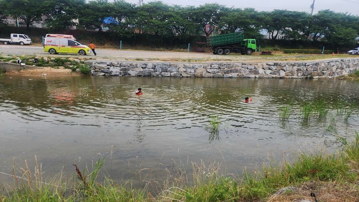 [서산=뉴시스] 19일 오후 5시16분께 해미천 조산교 인근에서 발생한 수난사고로 구조대가 물에 들어가 아이들을 찾고 있다. (사진=서산소방서 제공) 2026.06.19. photo@newsis.com *재판매 및 DB 금지