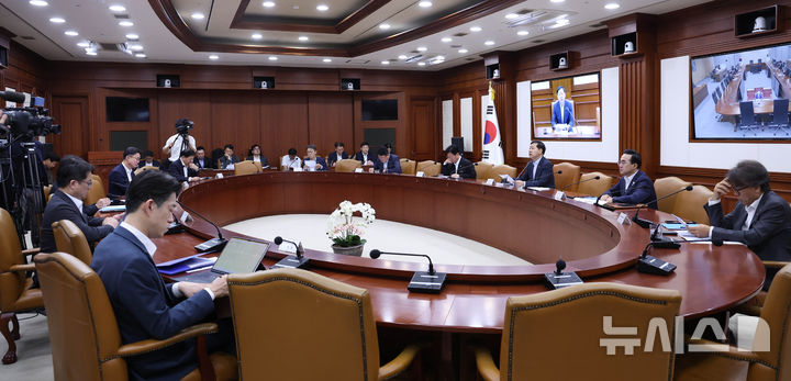 [서울=뉴시스] 조수정 기자 = 구윤철 경제부총리 겸 재정경제부 장관이 19일 오전 서울 종로구 정부서울청사에서 비상경제본부 회의 겸 경제관계장관회의 및 대외경제관계장관회의를 주재하고 있다. 2026.06.19. chocrystal@newsis.com