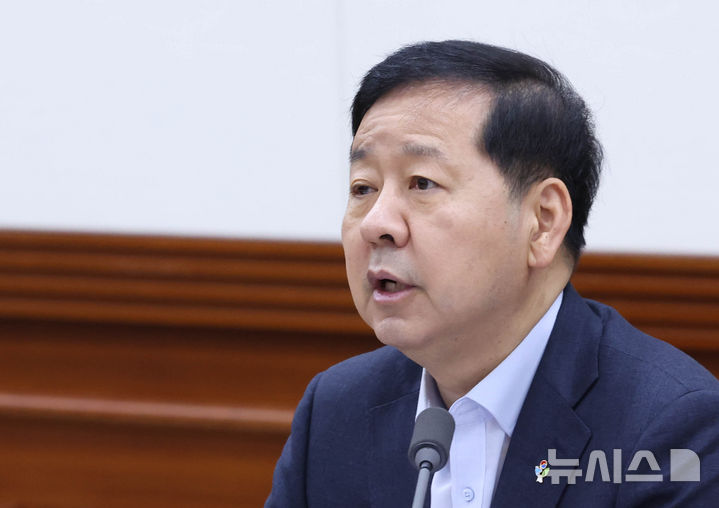 [서울=뉴시스] 조수정 기자 =사진은 구윤철 경제부총리 겸 재정경제부 장관이 지난 19일 오전 서울 종로구 정부서울청사에서 비상경제본부 회의 겸 경제관계장관회의 및 대외경제관계장관회의를 주재하고 있는 모습. 2026.06.19. chocrystal@newsis.com