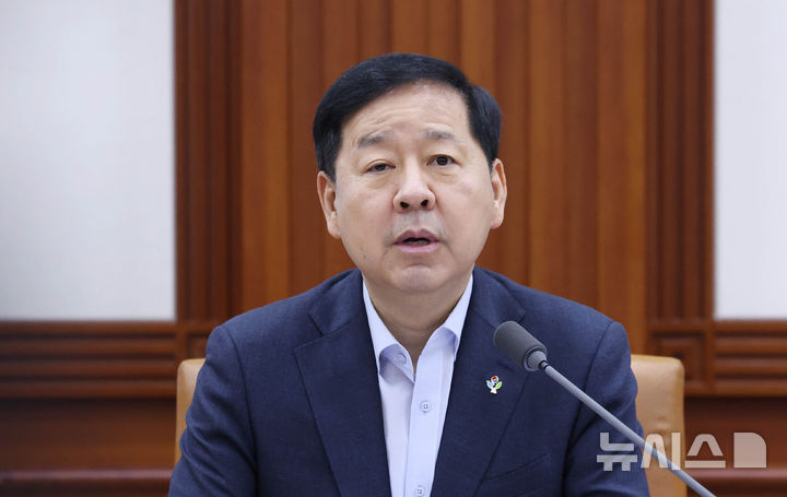 [서울=뉴시스] 조수정 기자 = 구윤철 경제부총리 겸 재정경제부 장관이 19일 오전 서울 종로구 정부서울청사에서 비상경제본부 회의 겸 경제관계장관회의 및 대외경제관계장관회의를 주재하고 있다. 2026.06.19. chocrystal@newsis.com