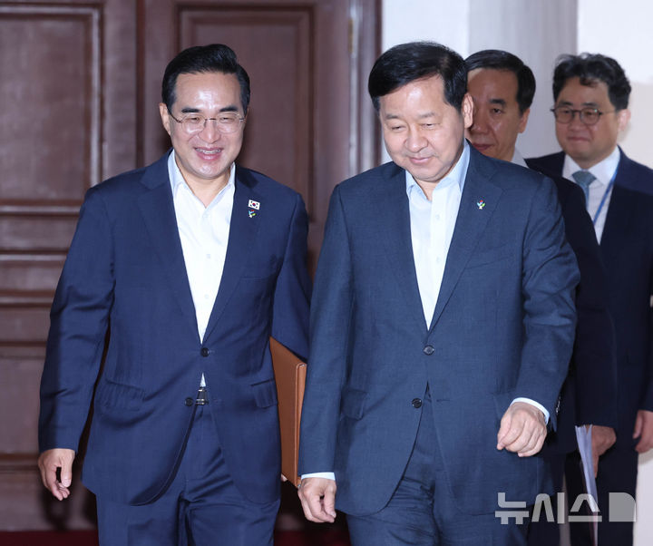 [서울=뉴시스] 조수정 기자 = 구윤철 경제부총리 겸 재정경제부 장관이 19일 오전 서울 종로구 정부서울청사에서 비상경제본부 회의 겸 경제관계장관회의 및 대외경제관계장관회의를 주재하기 위해 회의실에 입장하고 있다. 왼쪽은 박홍근 기획예산처 장관. 2026.06.19. chocrystal@newsis.com