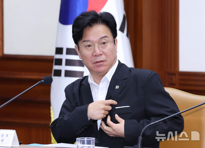 [서울=뉴시스] 조수정 기자 = 김영훈 고용노동부 장관이 19일 오전 서울 종로구 정부서울청사에서 열린 비상경제본부 회의 겸 경제관계장관회의 및 대외경제관계장관회의에 참석하고 있다. 2026.06.19. chocrystal@newsis.com