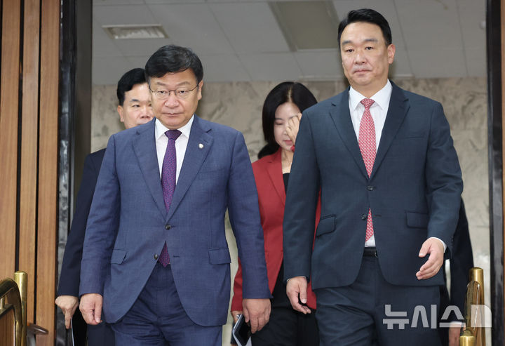 [서울=뉴시스] 김근수 기자 = 정점식 국민의힘 원내대표가 19일 오전 서울 여의도 국회에서 열린 원내대책회의에 참석하고 있다. 2026.06.19. ks@newsis.com