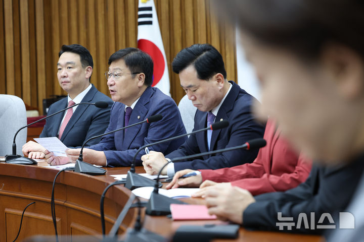 [서울=뉴시스] 김근수 기자 = 정점식 국민의힘 원내대표가 19일 오전 서울 여의도 국회에서 열린 원내대책회의에서 모두발언을 하고 있다. 2026.06.19. ks@newsis.com