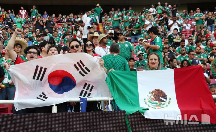 [사포판(멕시코)=뉴시스] 김명년 기자 = 18일(현지 시간) 멕시코 과달라하라 스타디움에서 열린 2026 북중미 월드컵 조별리그 A조 대한민국과 멕시코의 경기에 앞서 축구 팬들이 응원하고 있다. 2026.06.19. kmn@newsis.com