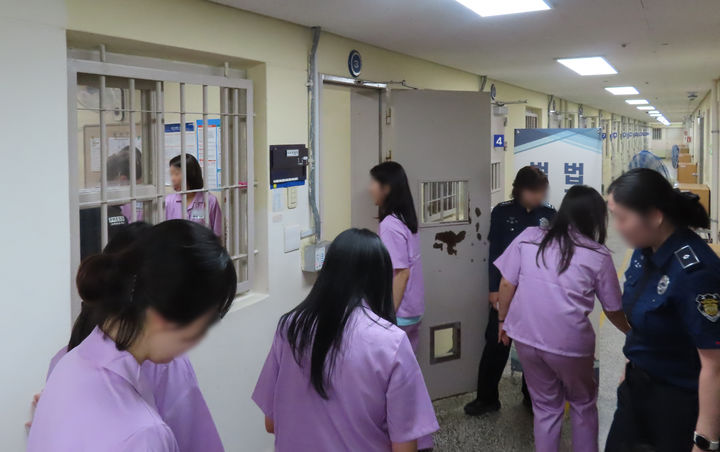 [서울=뉴시스] 법조기자단은 지난 17일 청주여자교도소에서 직접 수형복을 착용하고 수용동과 작업장을 둘러본 뒤 직업훈련 과정을 참관했다. (사진=법무부 제공) 2026.06.21. photo@newsis.com *재판매 및 DB 금지