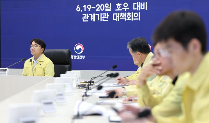 [서울=뉴시스] 김광용 행정안전부 재난안전관리본부장이 19일 세종시 정부세종청사 중앙재난안전상황실에서 호우 대비 관계기관 대책회의를 주재하고 있다. (사진=행정안전부 제공) 2026.06.21. photo@newsis.com *재판매 및 DB 금지