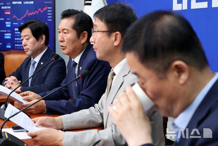 [서울=뉴시스] 최진석 기자 = 정청래 더불어민주당 대표가 19일 여의도 국회에서 열린 최고위원회의에서 발언하고 있다. 2026.06.19. myjs@newsis.com