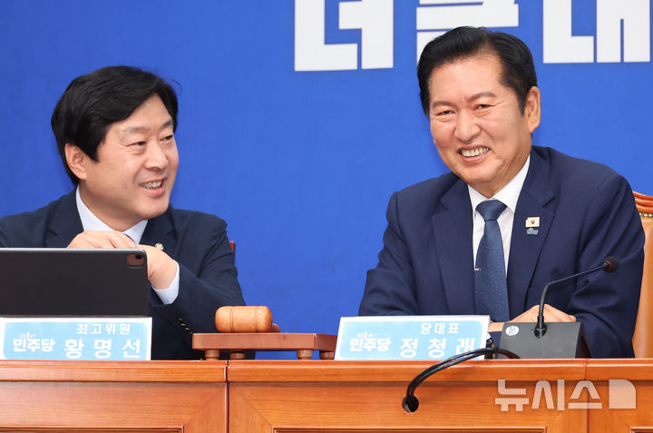 [서울=뉴시스] 최진석 기자 = 정청래 더불어민주당 대표가 19일 여의도 국회에서 열린 최고위원회의에서 황명선 최고위원과 대화를 나누고 있다. 2026.06.19. myjs@newsis.com
