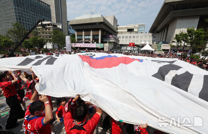 [서울=뉴시스] 배훈식 기자 = 2026 국제축구연맹(FIFA) 북중미 월드컵 조별리그 A조 2차전 대한민국과 멕시코의 경기가 열린 19일 오전 서울 종로구 광화문광장에서 시민들이 열띤 응원을 하고 있다. 2026.06.19. dahora83@newsis.com