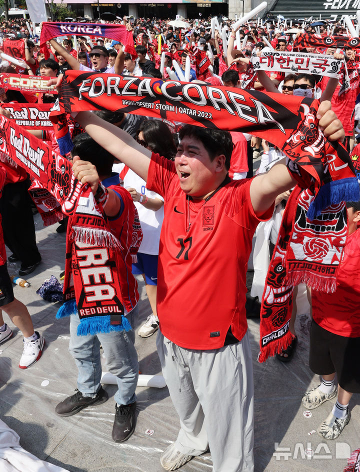 [서울=뉴시스] 배훈식 기자 = 2026 국제축구연맹(FIFA) 북중미 월드컵 조별리그 A조 2차전 대한민국과 멕시코의 경기가 열린 19일 오전 서울 종로구 광화문광장에서 시민들이 열띤 응원을 하고 있다. 2026.06.19. dahora83@newsis.com