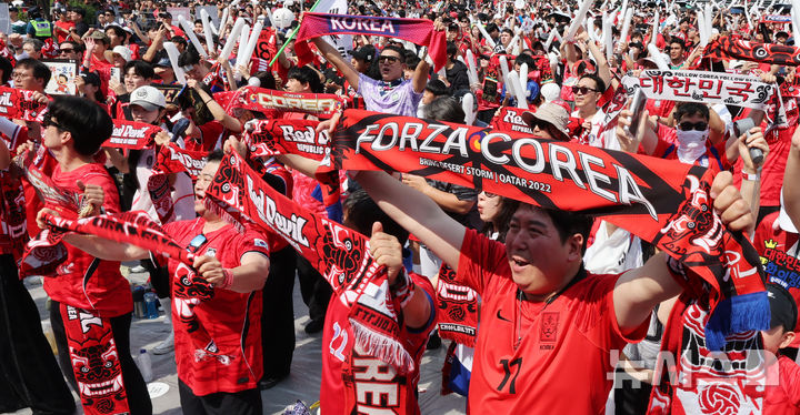 [서울=뉴시스] 배훈식 기자 = 2026 국제축구연맹(FIFA) 북중미 월드컵 조별리그 A조 2차전 대한민국과 멕시코의 경기가 열린 19일 오전 서울 종로구 광화문광장에서 시민들이 열띤 응원을 하고 있다. 2026.06.19. dahora83@newsis.com